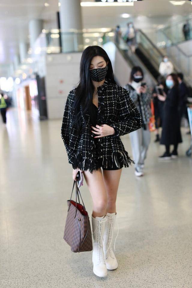 李紫婷穿格子小香衣现身机场穿短裤皮靴子双腿超美吧