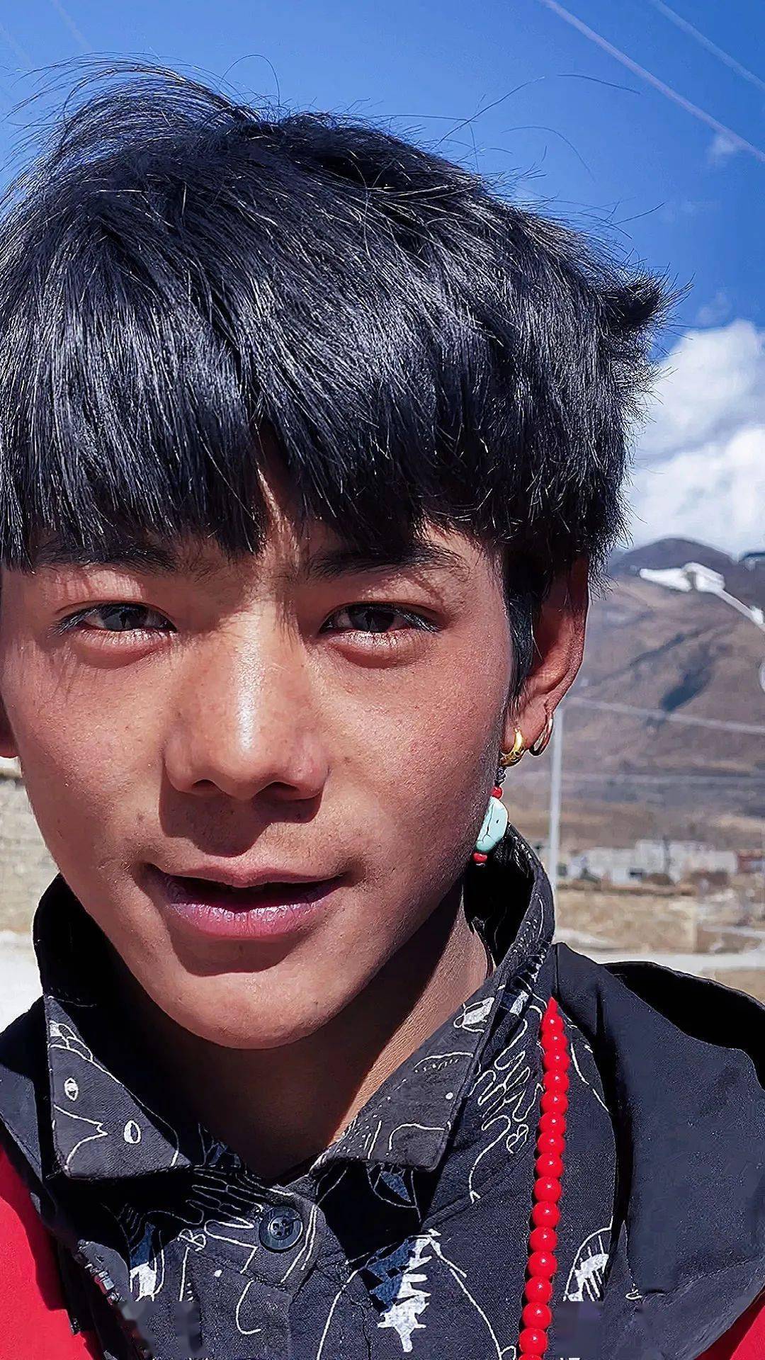 于是在丁真纯真又带点野性的温柔微笑刷屏后,立马传