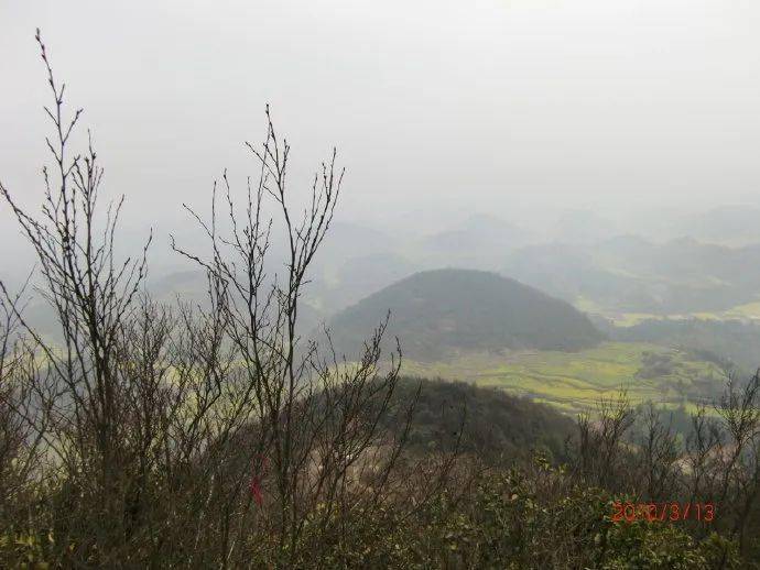 在屯堡的九溪村前,有一山,名老青山,山上树木茂盛,景致极好,古往今