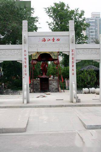 距曹顶墓不远处有一高土墩,为明代抗倭报警的烽火屯遗址.