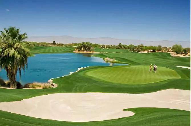 小诀窍:从地势较低处仔细阅读果岭,判断推击是上坡还是下坡.