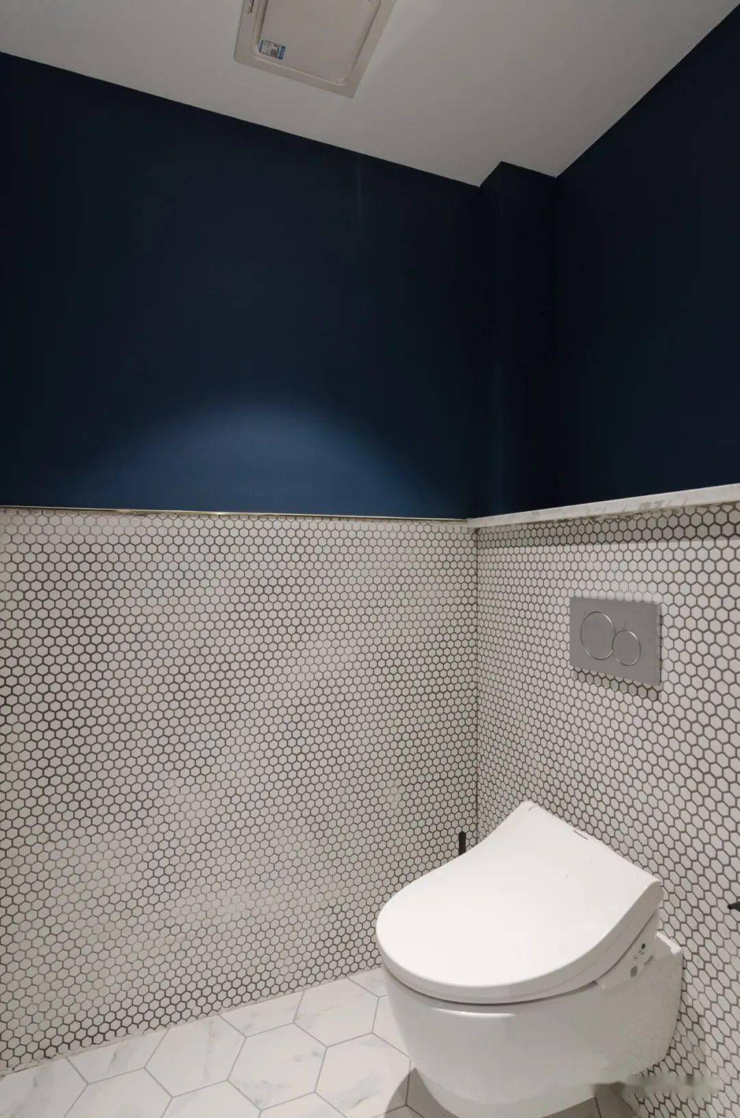 主卫 干区墙裙以下为白色石材纹墙砖,以上为木饰面,台盆西侧结合包