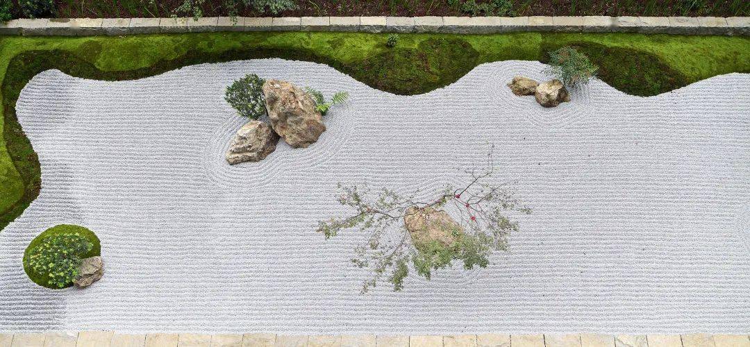 天目里建筑围合的十一个地下庭中,枡野俊明挑选了三个地下庭院作为