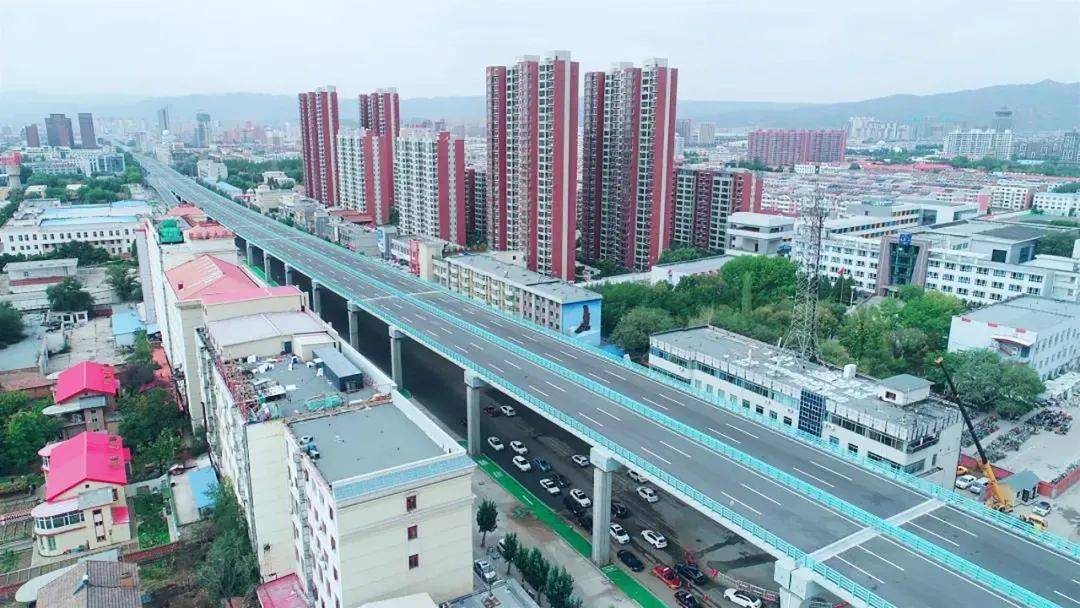 这条路基础建设完成,城市东西交通压力得到缓解!