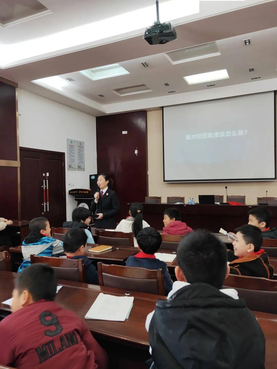 12月3日,漳港中心小学邀请长乐区人民检察院黄颖检察官带来主题为"向