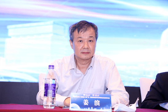 主持,在主持人依次介绍与会领导和专家之后,由暨南大学党委副书记孙彧