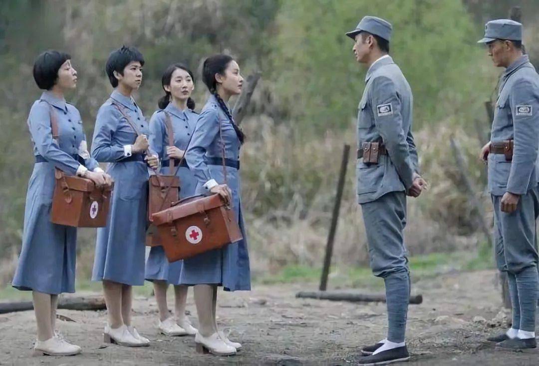 抗日雷剧再现住别墅抹发胶人民日报别把偶像剧套路用错地方