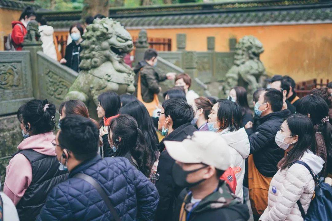 這位普陀山導遊徹底火了_小帥