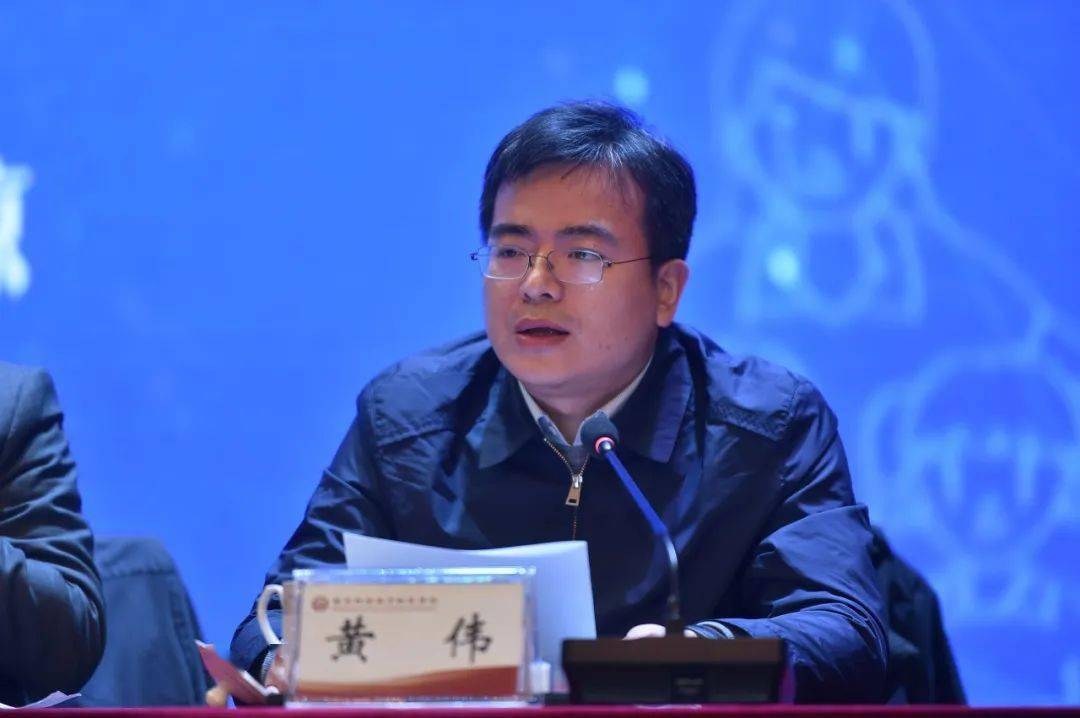 中国残联教育就业部副主任丁勇主持了本次颁奖仪式.