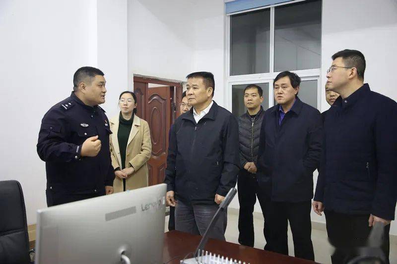 区四室"等建设情况,详细询问警力,装备配备及民警辅警生活工作等情况