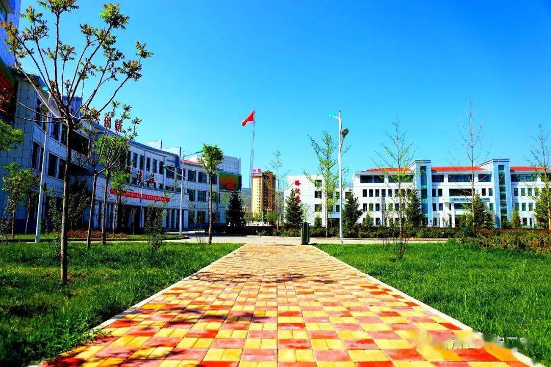 会宁二中校友抓紧二中史出版发行