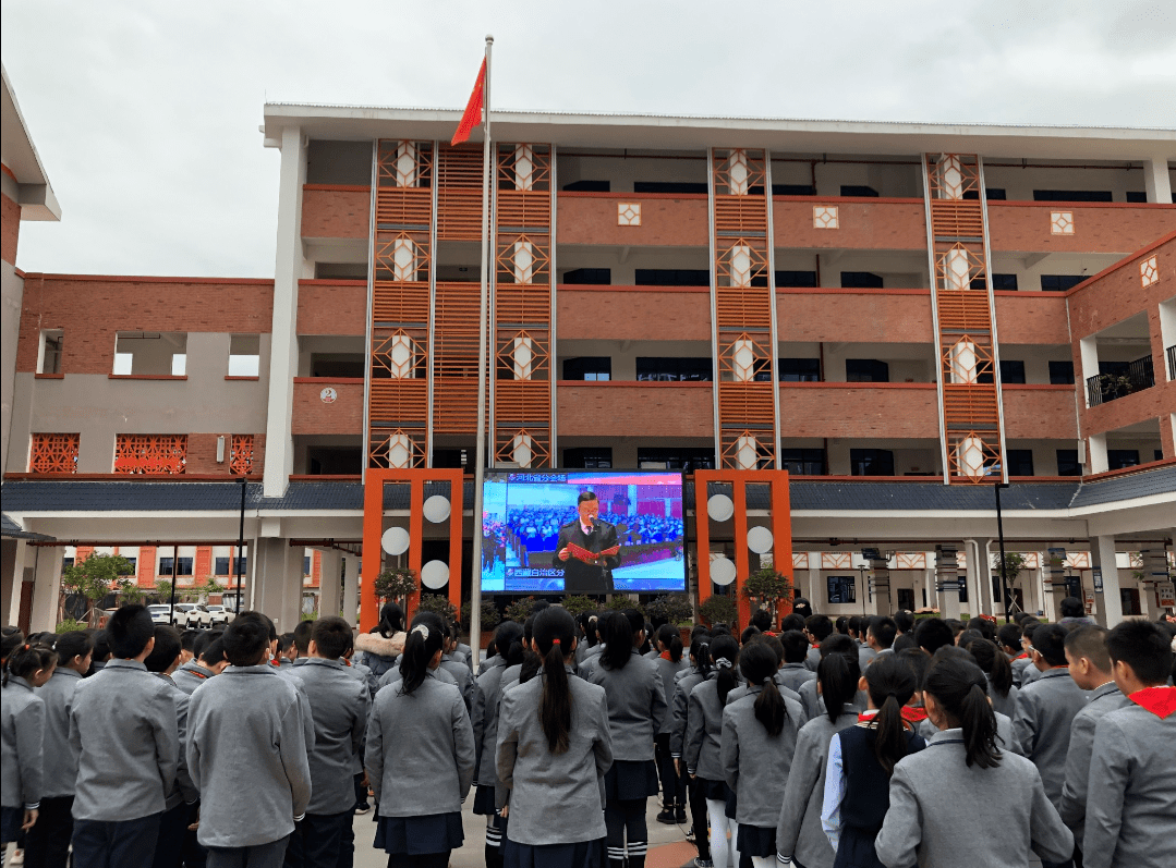 武鳴區城廂鎮第三小學師生同步參加教育部憲法晨讀南寧市第五中學學生