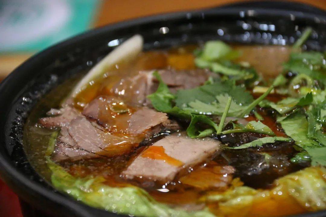 底也是浓浓的牛肉汤的味道,这么冷的冬天,你不确定来一碗砂锅暖暖胃嘛