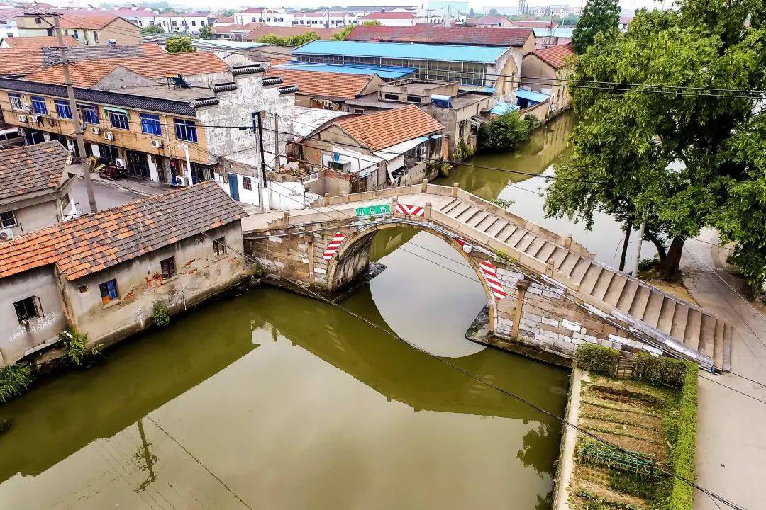 襄臣桥位于香花桥街道大盈社区襄臣街中段,东西向,跨西大盈江(原名