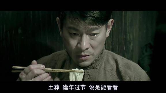 一边吃面一边哭泪水滴落在碗里一旁僧人煽风点火