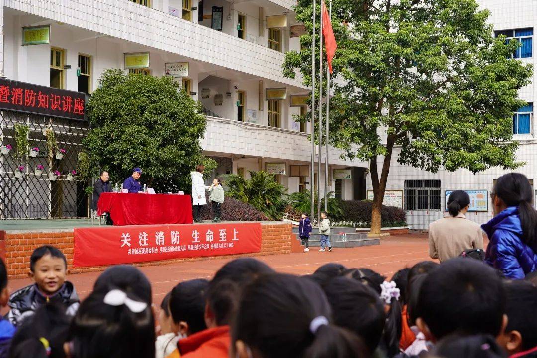 消防知识走进凤凰小学安全课堂乐趣多