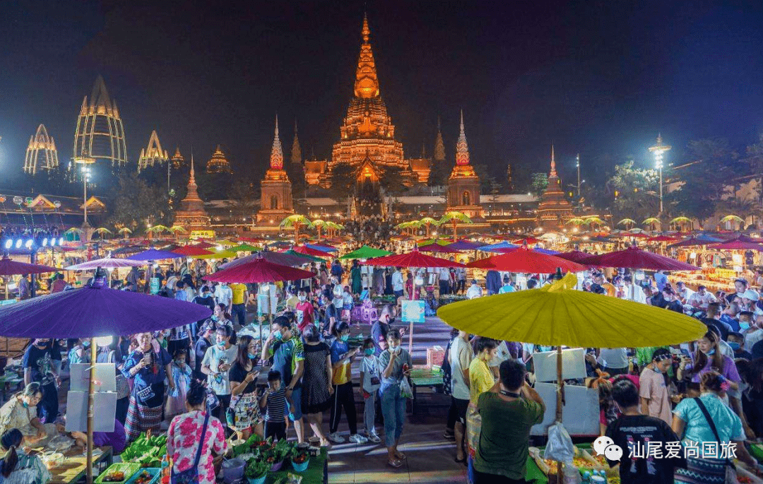 傣家竹楼夜景图片