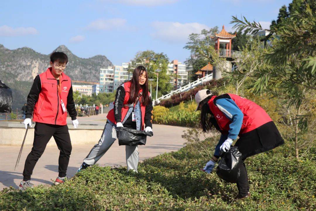 5"最美的红马甲_扶绥