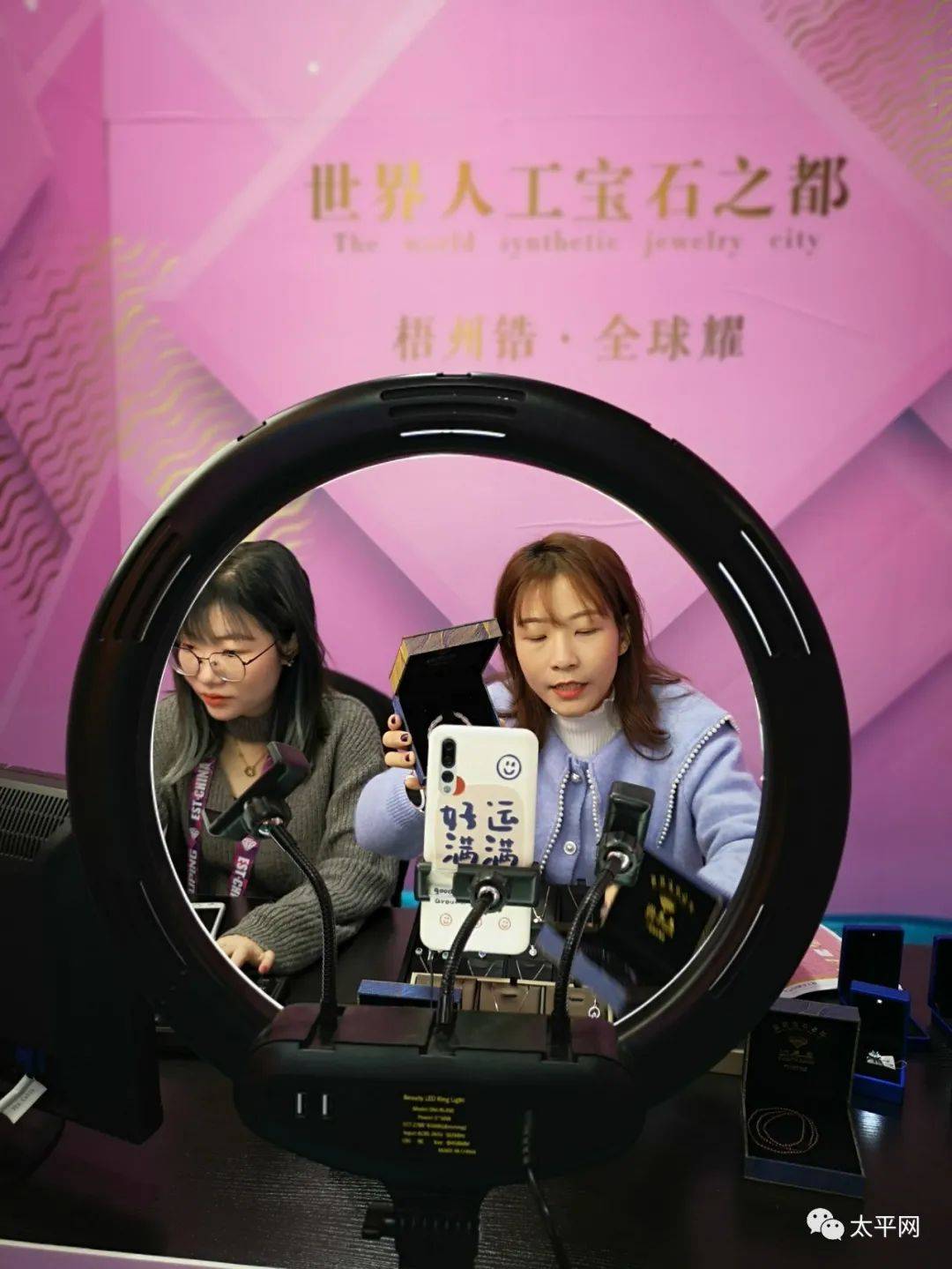 网红直播带货!藤县展区蒙山展区上图:蒙山扣肉,80元一碗!