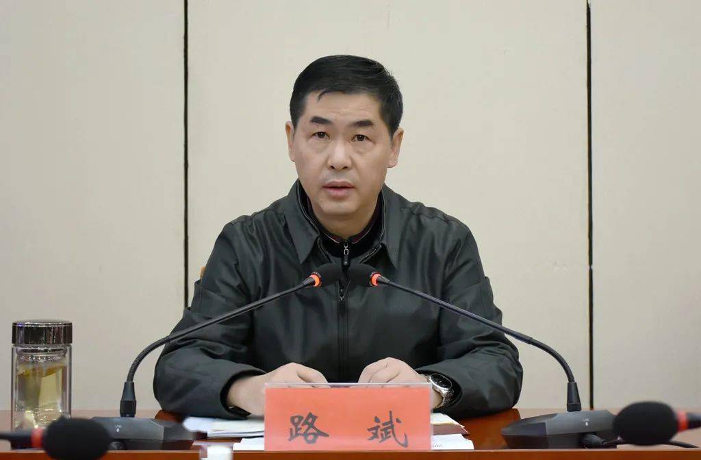 县委常委,县委办主任何建旭,副县长娄立峰,县政府党组成员,县上玉园区