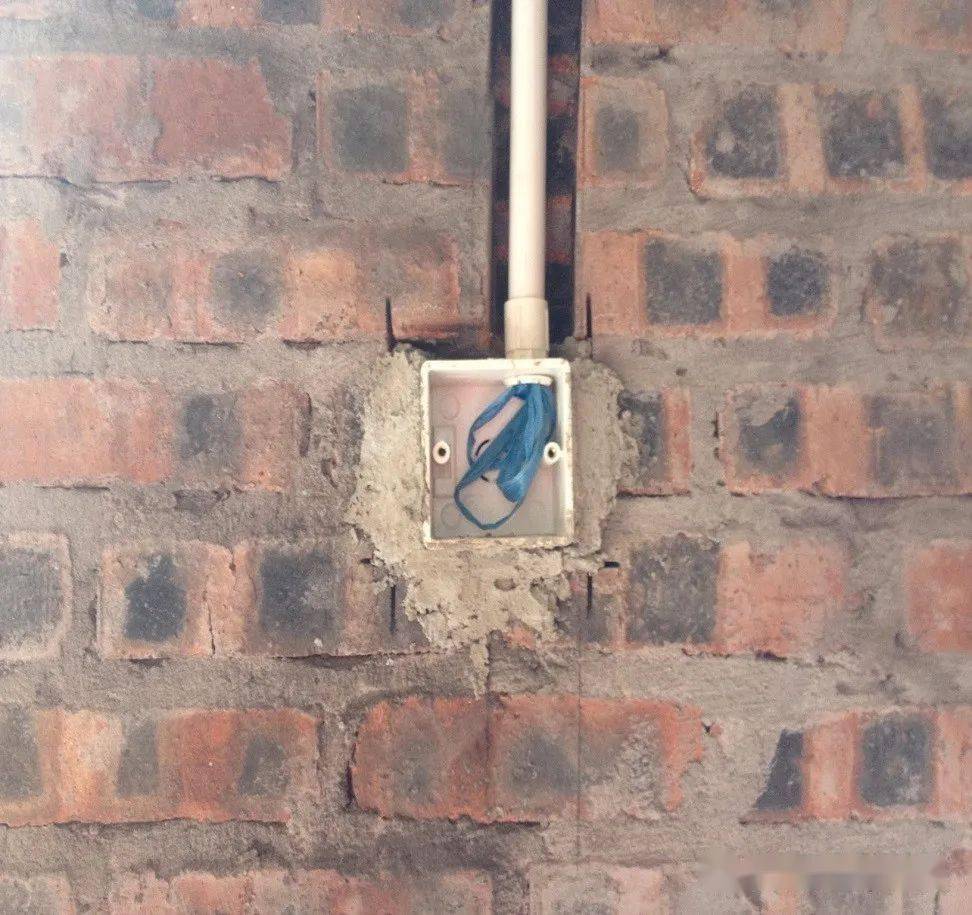 ▼强,弱电箱底盒在土建抹灰打耙完成后立即插入预埋安装;安装完成面同