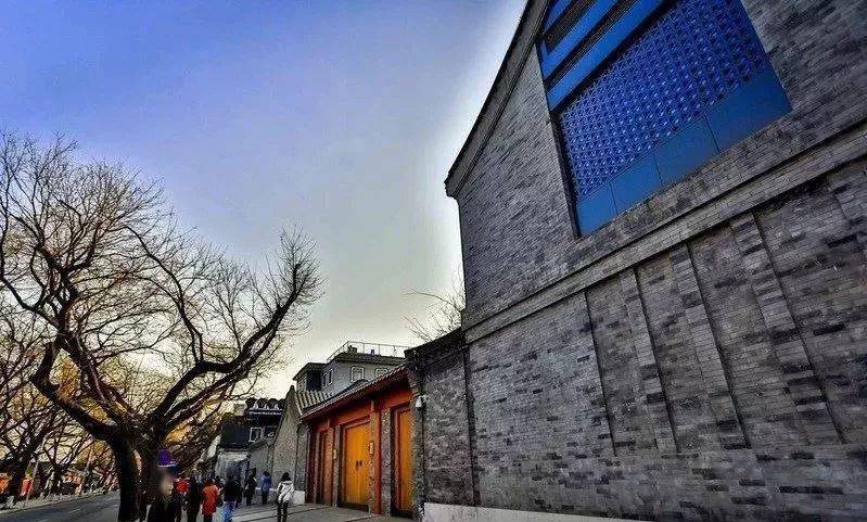 东邻北池子大街,就在北长街的中段靠北的地段,四合院的大门在北池子