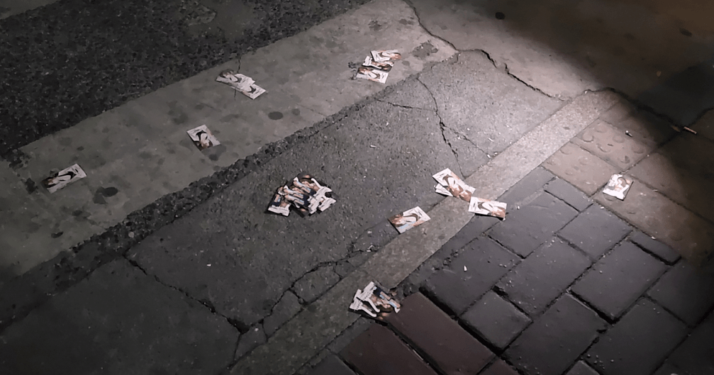 佛山街头狂洒"咸湿小卡片",原来是这些人干的.