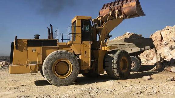 工程机械卡特铲车cat992轮式铲土车正在进行作业