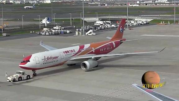 中国东方航空空客a330300羽田机场离开停机位准备起飞