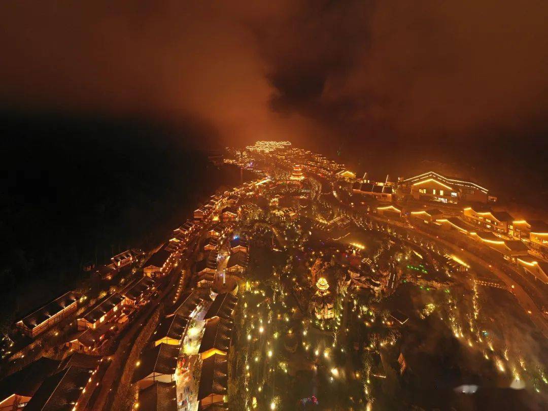 空中俯瞰葛仙山度假村夜景如璀璨星雲嵌入鉛山大地