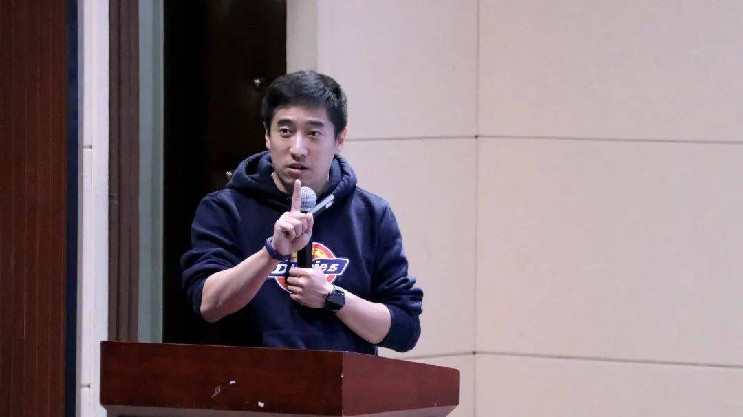 12月6日18:30,知名微博博主"江宁婆婆"——王海丁受邀来到南广大讲堂