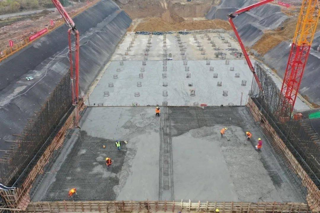 庐州大道隧道第一块底板顺利浇筑完成