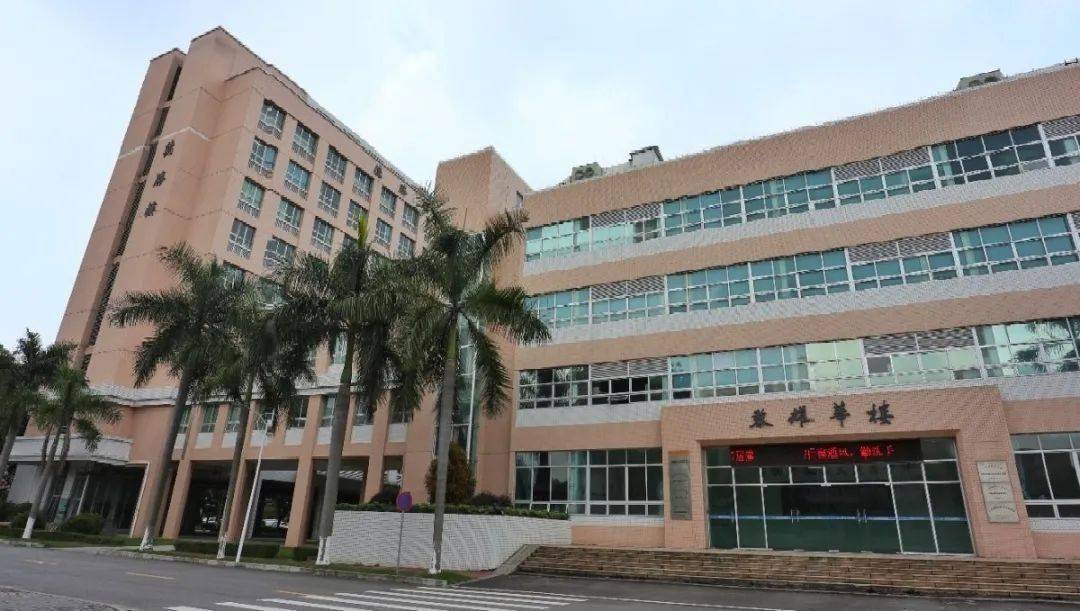 呂志和禮堂(建成30年)由香港著名實業家五邑大學校董會首席永遠榮譽