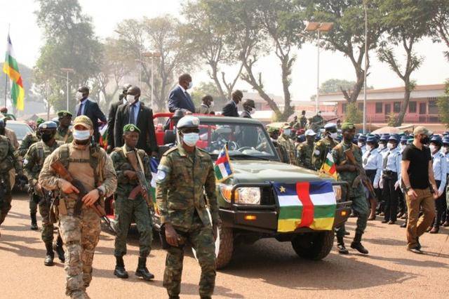 中非共和国阅兵女兵块头太壮硕还穿高跟鞋东风猛士帅气亮相