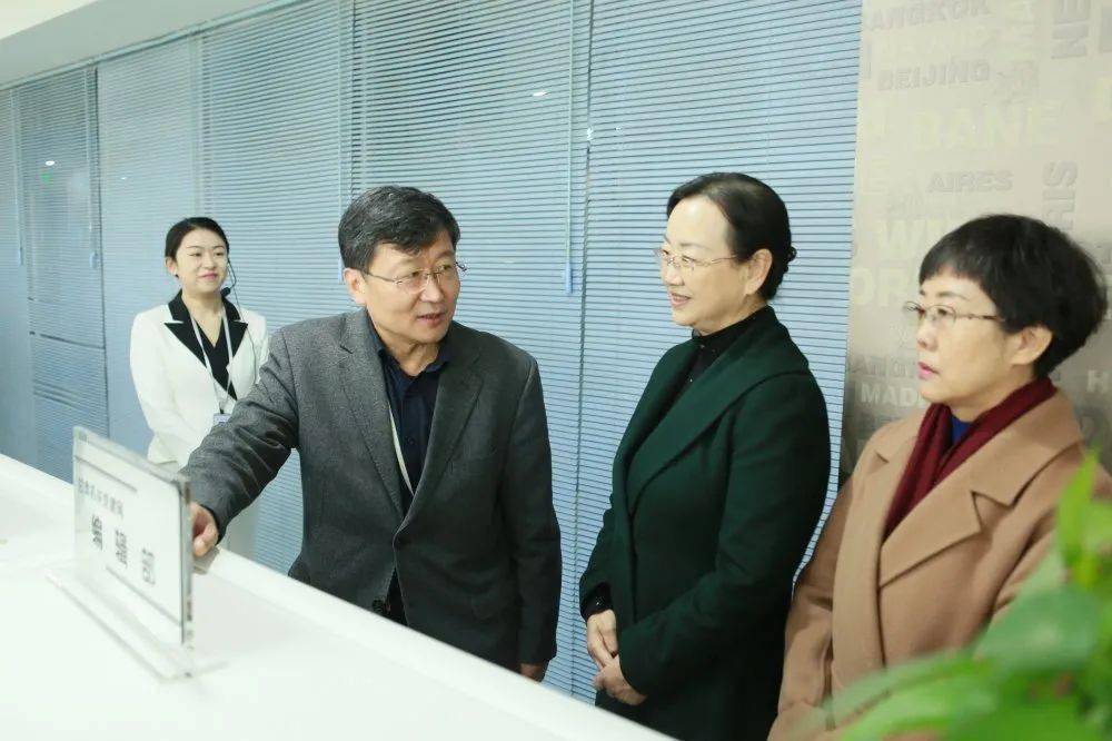 致敬了不起的她 | 甘肃省妇联开展"送奖到基层"活动_黄爱菊