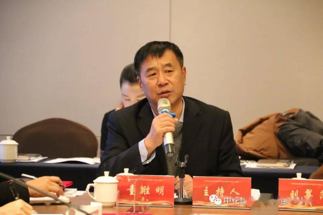 企业代表岳鹏发言▲三角梅专家王华新发言▲三角梅专