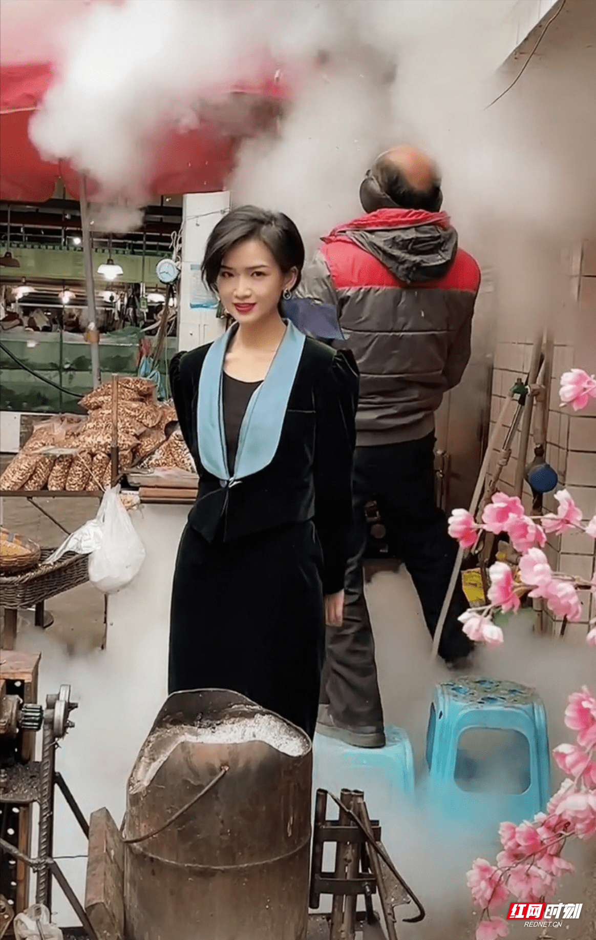 爆米花大叔火了 来看看最原始的方法崩爆米花