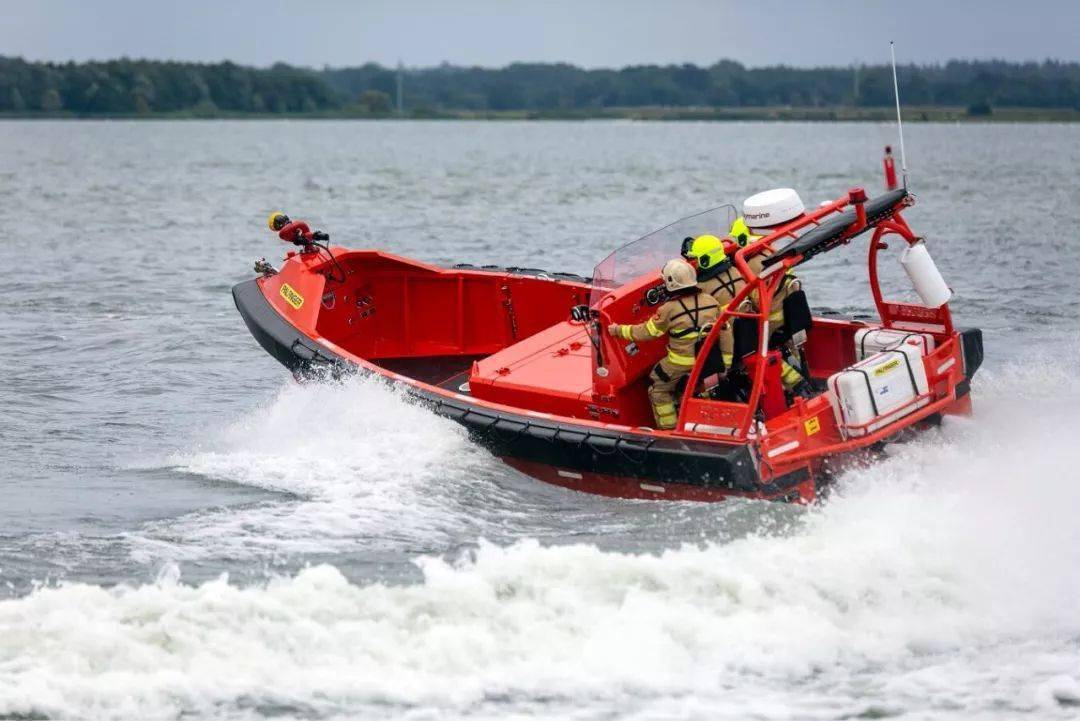这款荷兰原装进口灭火救援消防艇全铝合金喷水推进自动扶正