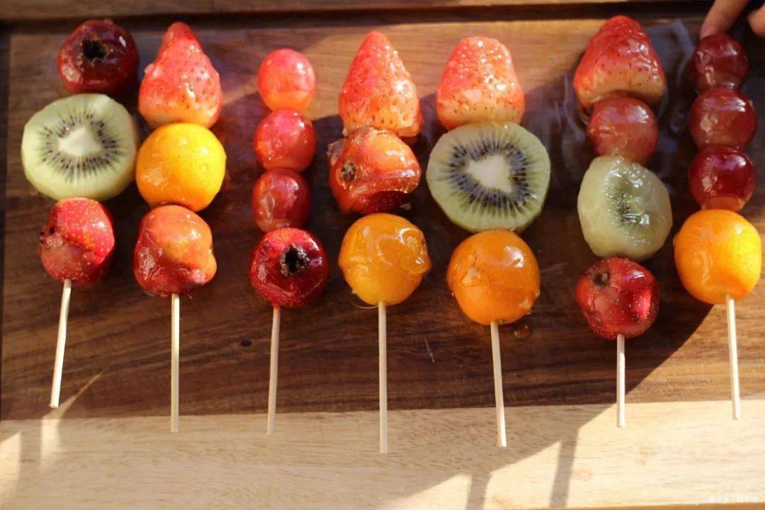 12-08 23:08 订阅 冬天里的第一串冰糖葫芦 sugar-coated haws 在寒冷