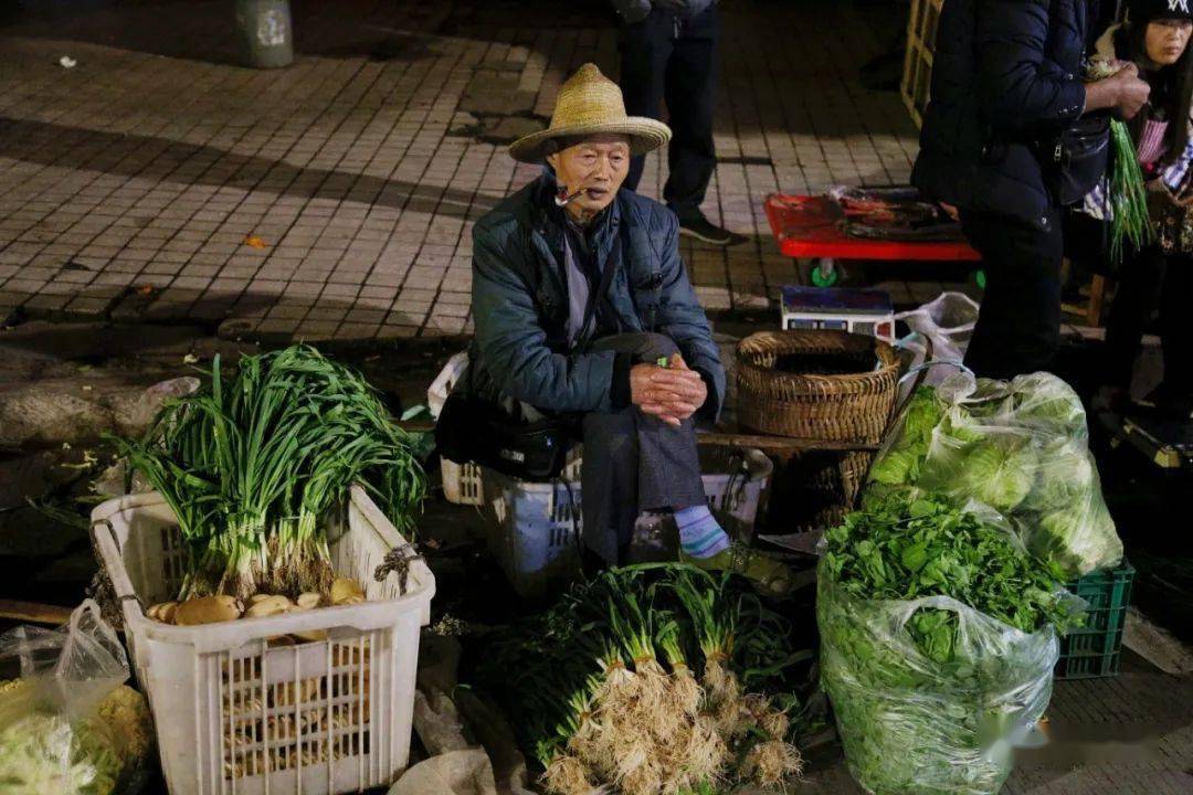 莲花车站虽搬但凌晨5点的街头ta仍然在奔波