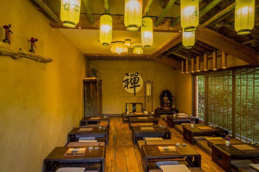 间的这一处院落里处处是宁静与诗意的搭配简约与惬意的融合屋内云黄色