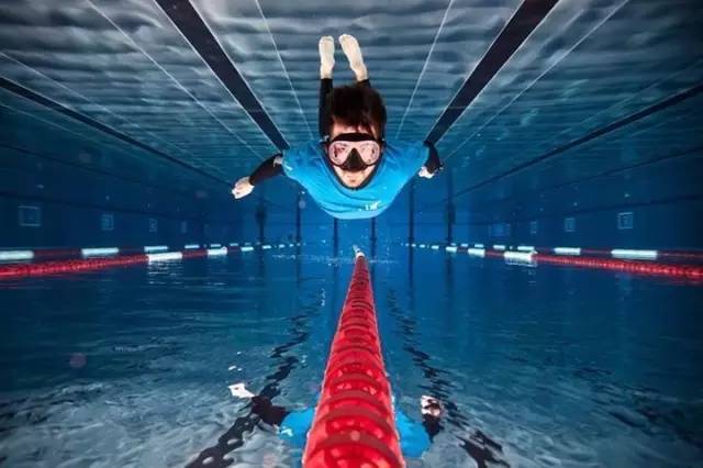 自由潜憋气使人变傻?_潜水