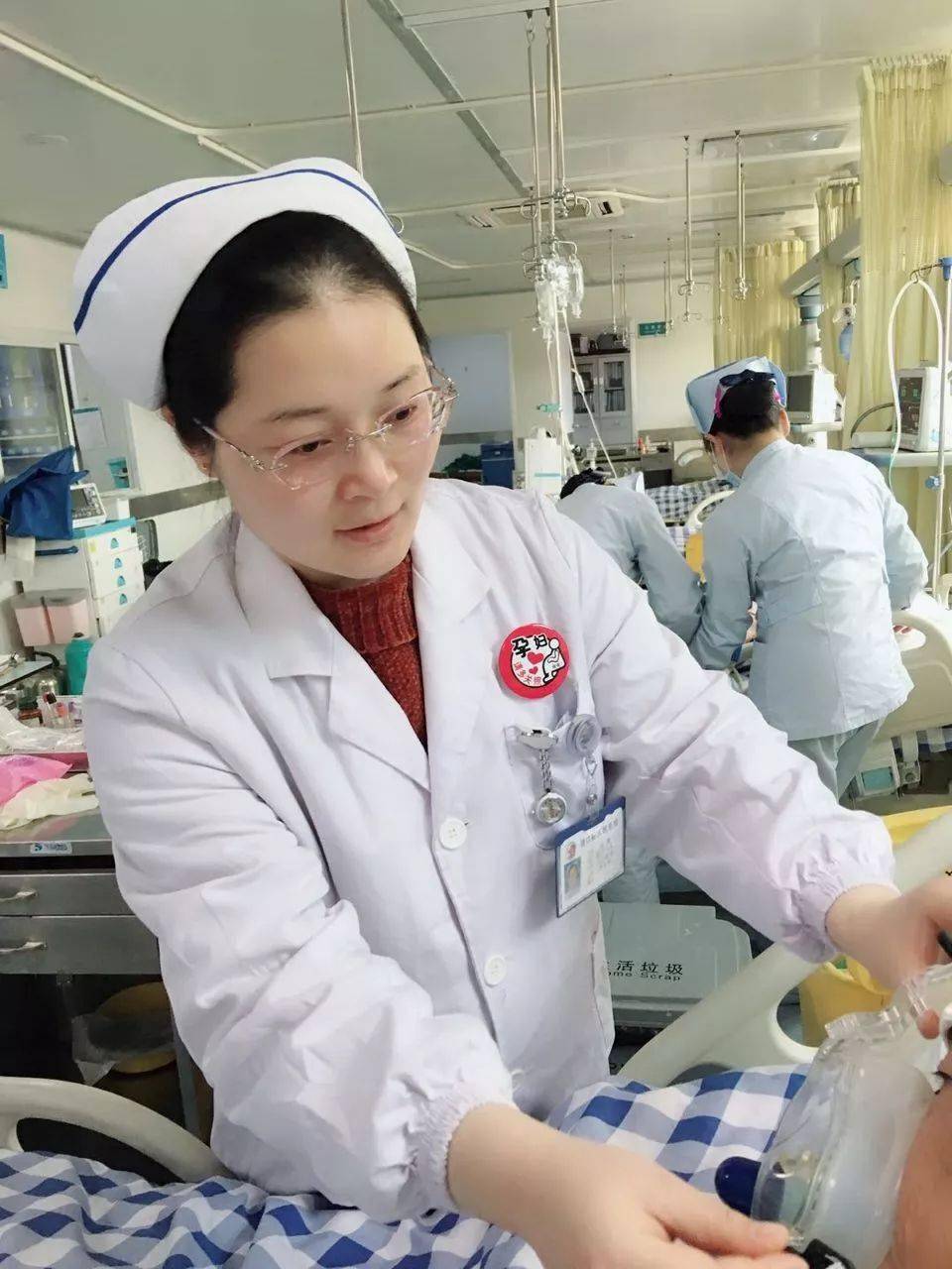 细心的人们会发现,近期湖口县人民医院有些护士的胸前挂了一块显眼且