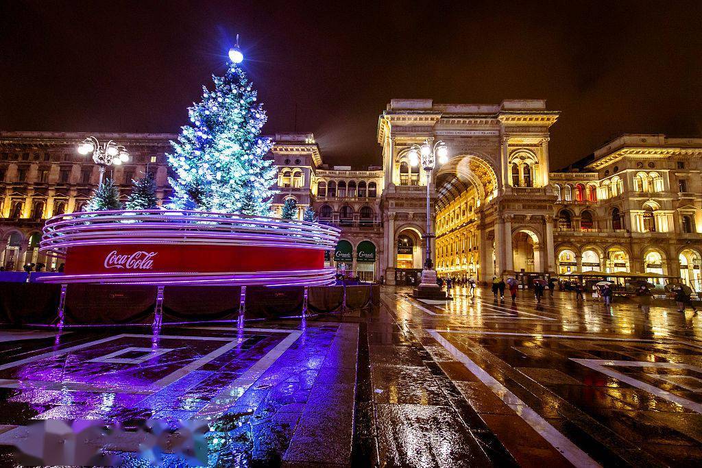意大利米兰,当地街头点亮了各式各样的圣诞树迎接圣诞节的到来