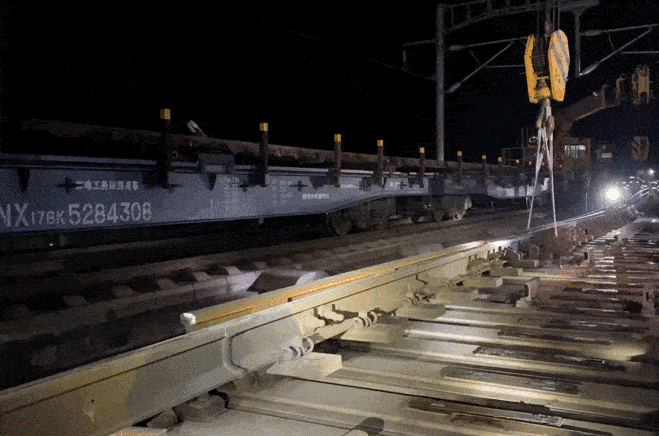 辙叉前后预定位置切割钢轨施工前,该段蚌埠南高铁综合维修车间对