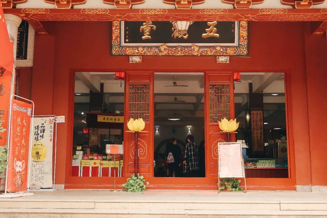 在寺内兜兜转转,来到五观堂前,万佛寺的三分之二的烟火气,都在此地