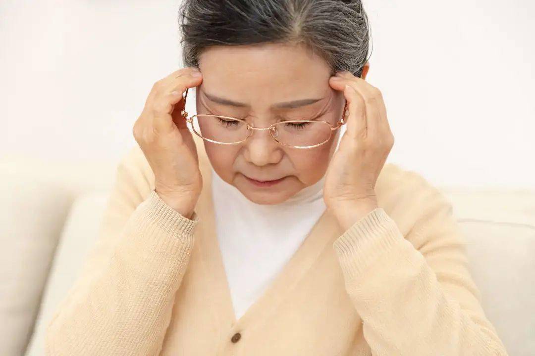 经常感到头晕目眩,可能是耳朵里的"石头"掉了_眩晕