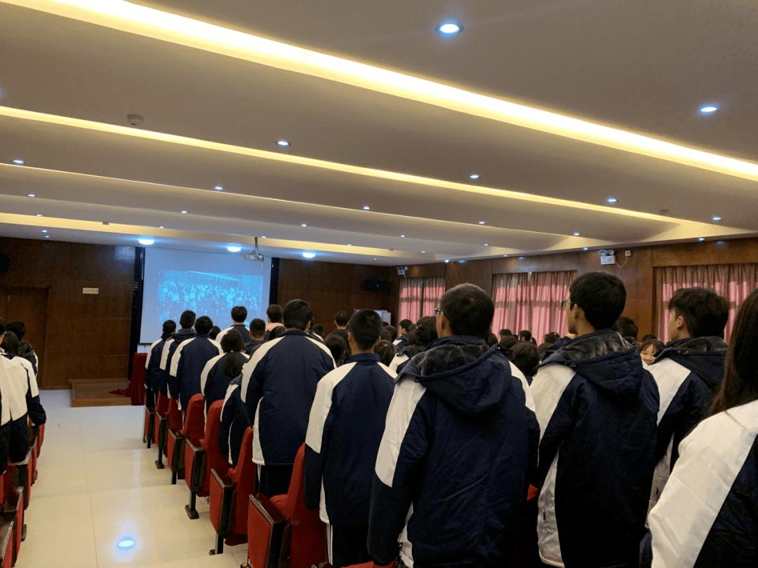 淡溪镇中学淡溪镇中学利用集合时间组织全体师生开展学宪法晨会,并