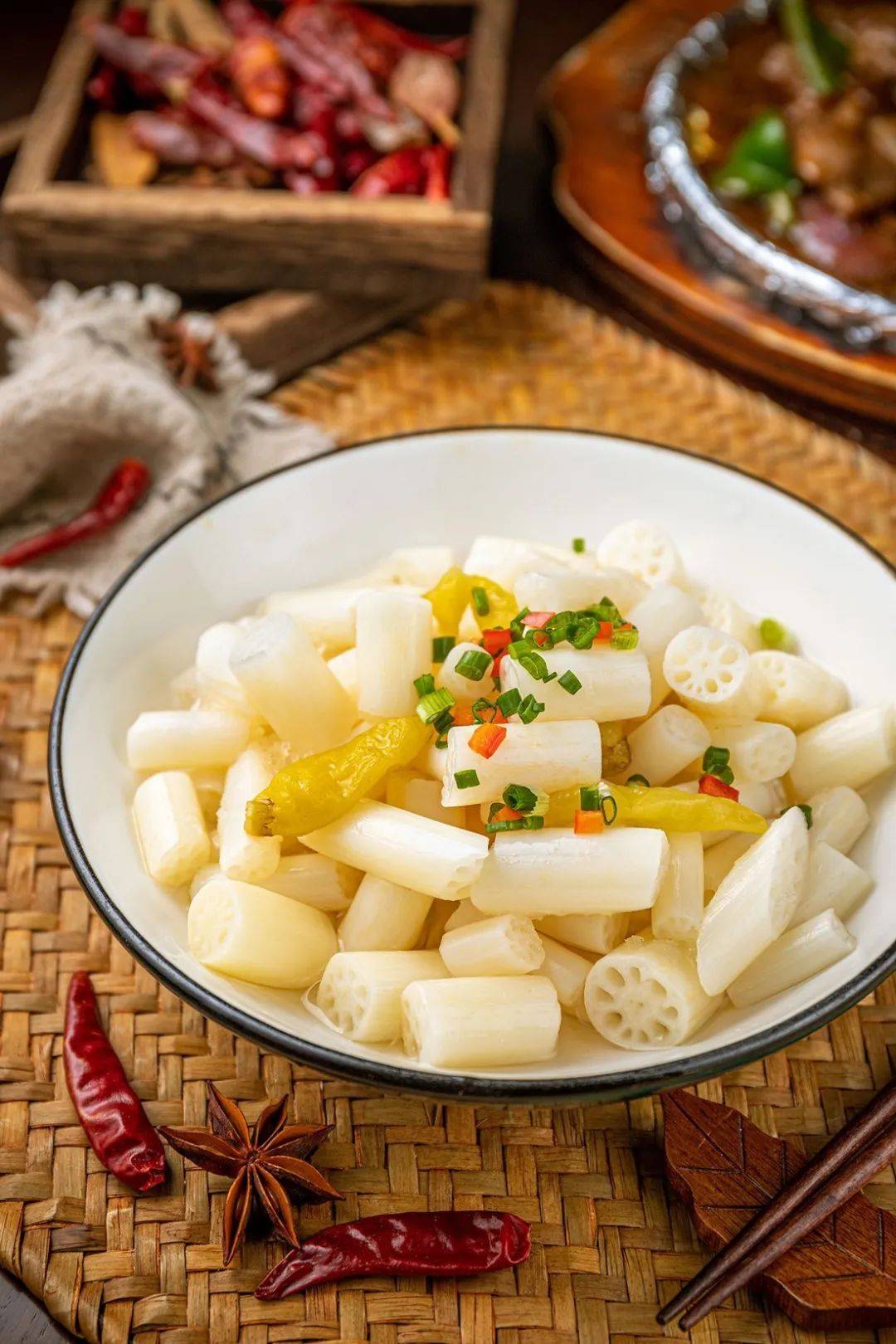 除了香菠里脊肉,铁板牛肉,农家小炒肉等特色菜,还有开胃萝卜皮,开胃藕