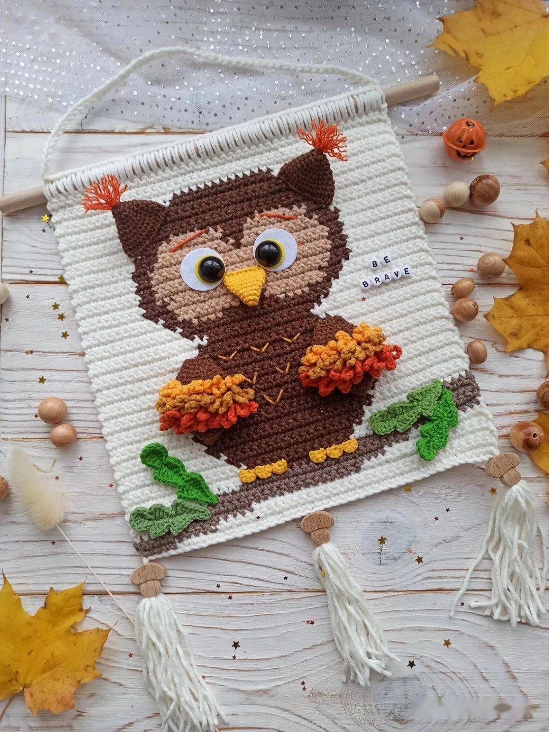 把喜欢的十字绣图案都用毛线编成了挂件,这手艺真的不得不佩服!